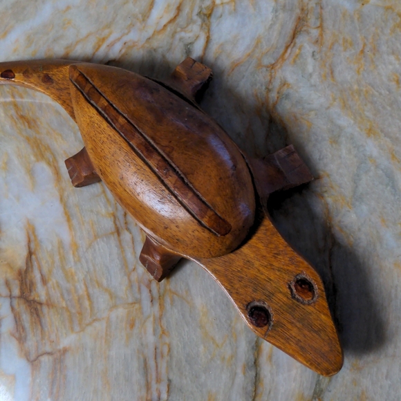 Wooden lizzard secret compartment - Picture 4 of 4